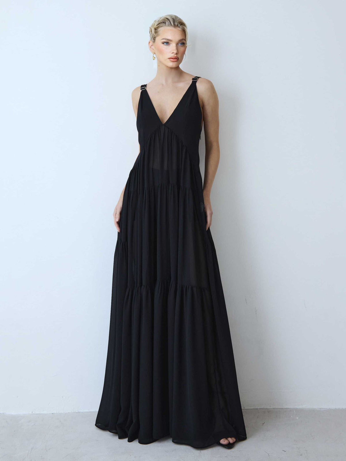 Raffinato maxiabito in chiffon a strati con scollo a V e scialle