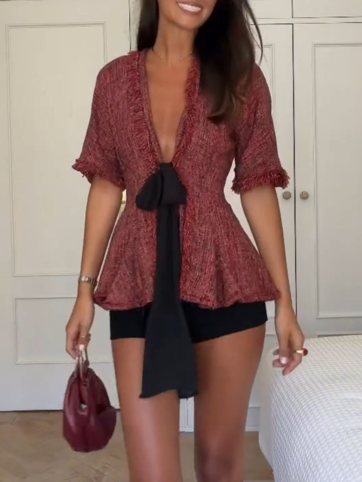 Conjunto de duas peças, com top de tweed com peplum e calções pretos