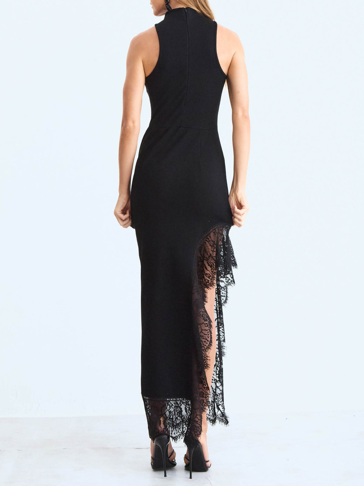 Elegantes asymmetrisches Midikleid mit Neckholder und Spitzenbesatz