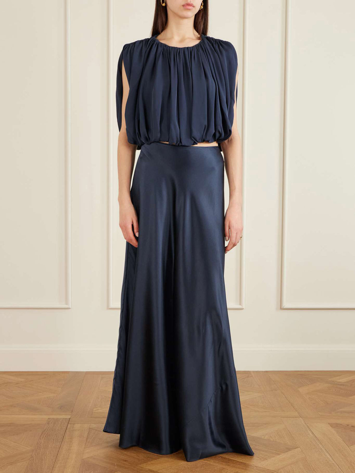Elegante set con top corto arricciato e gonna midi in raso