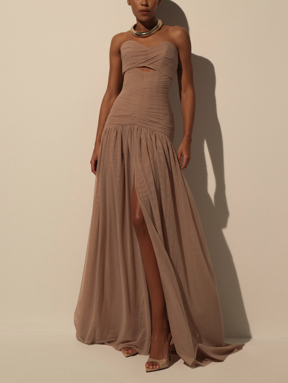 Elegante abito lungo in mesh arricciato senza spalline