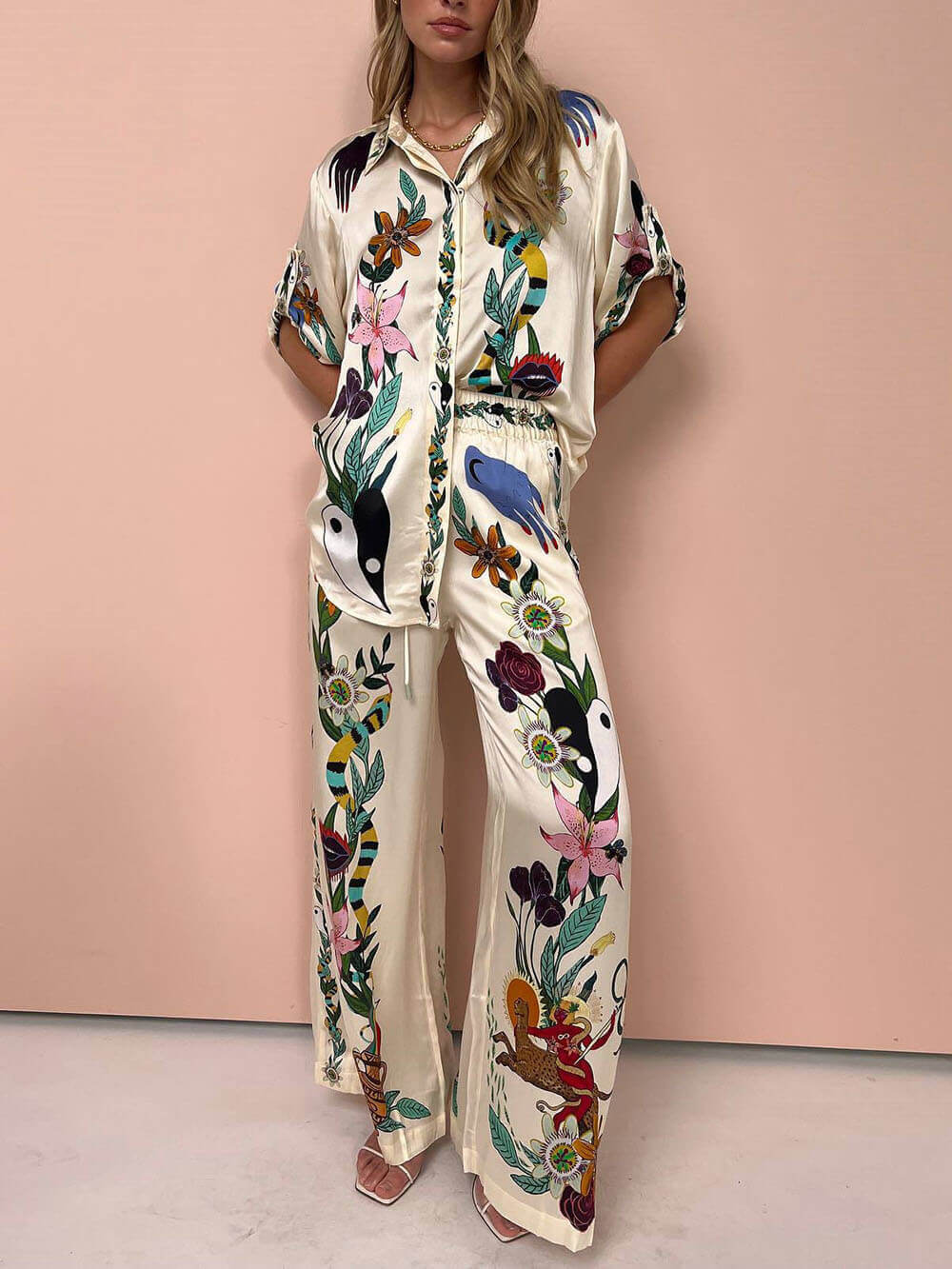 Ensemble moderne et raffiné en satin à imprimé original, composé d’un chemisier ample et d’un pantalon ample à taille élastique et poches