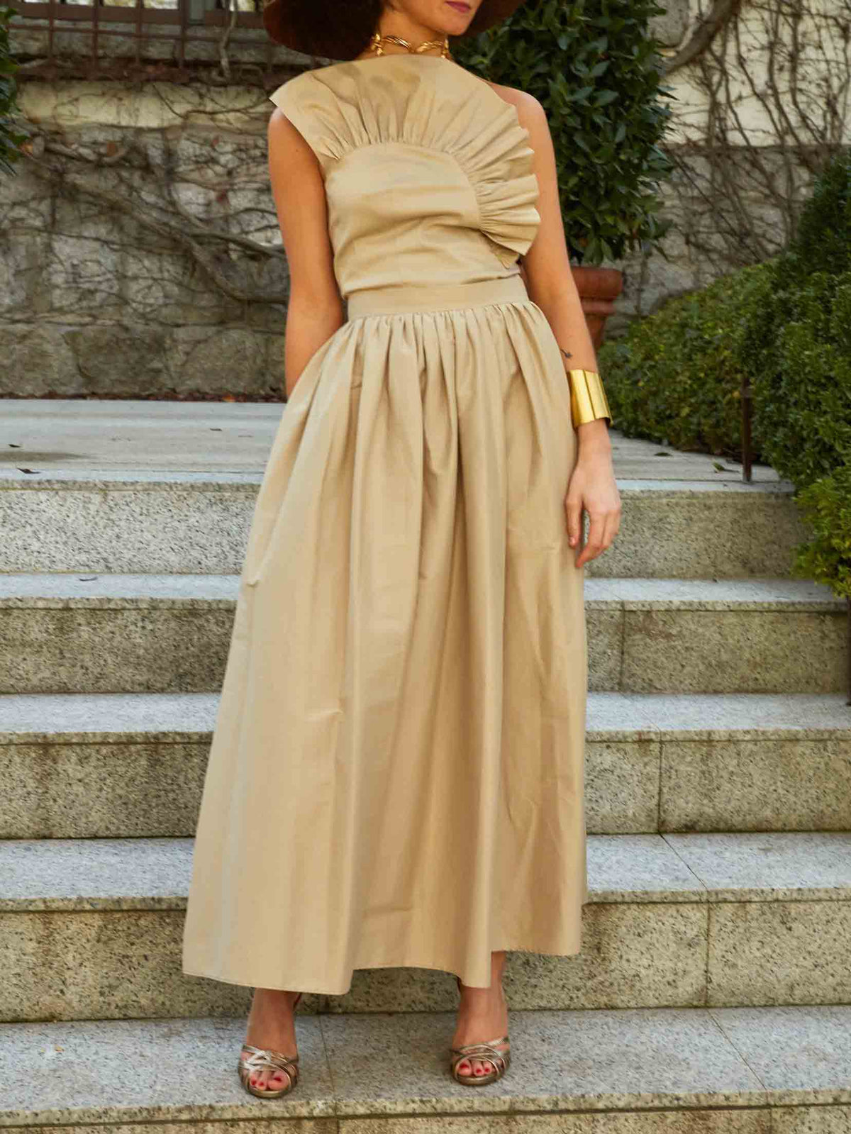 Exquisites zweiteiliges Set aus asymmetrischem One-Shoulder-Top mit Rüschen