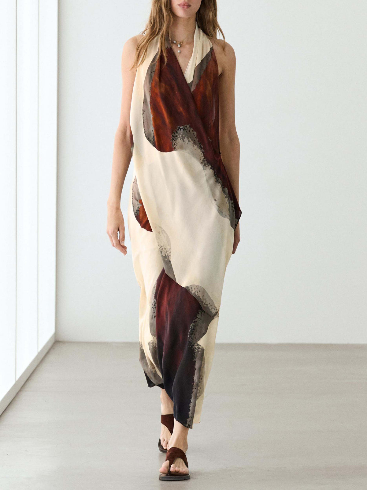 Vestido comprido elegante com estampado abstrato e decote cai-cai ao pescoço