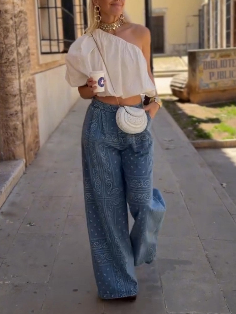 Conjunto de dos piezas casual con top de hombros descubiertos y pantalón vaquero