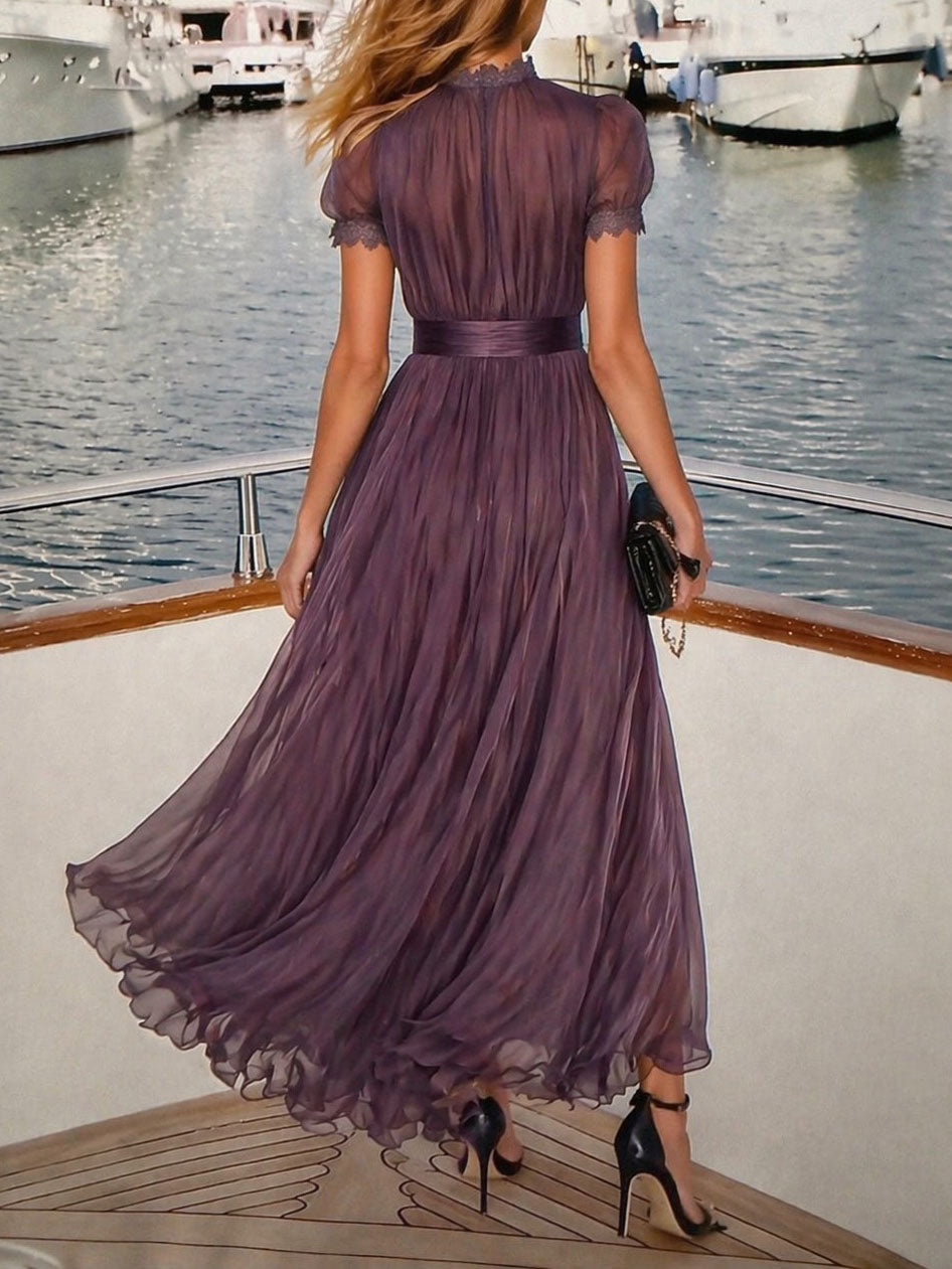 Robe longue élégante en mousseline plissée avec bordure en dentelle