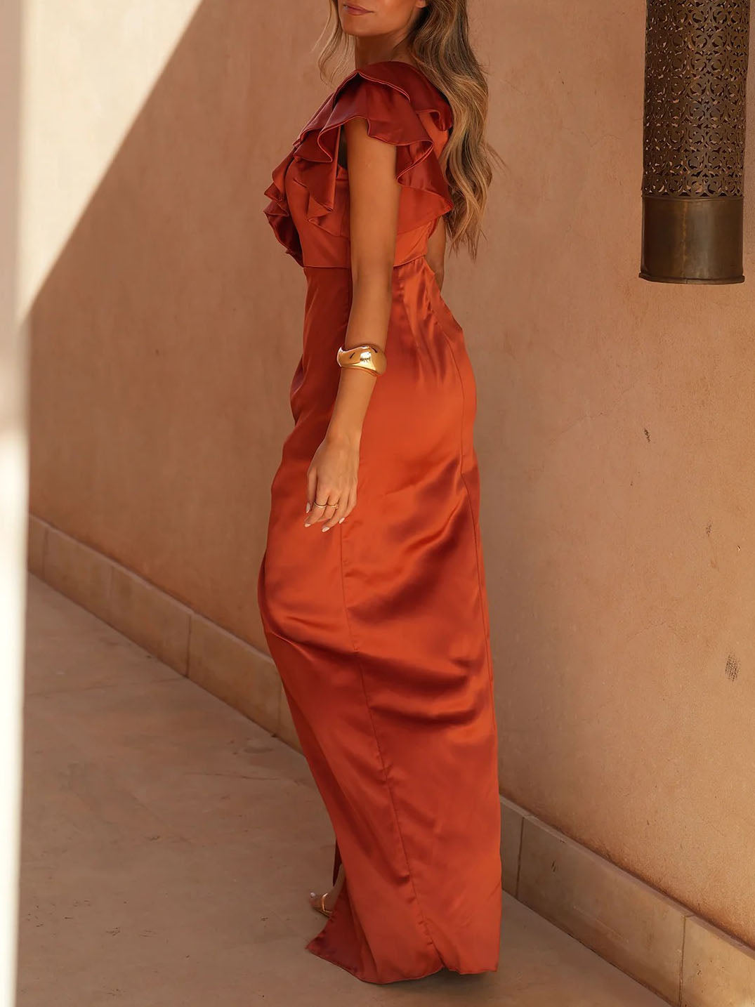 Elegantes Maxikleid mit One-Shoulder-Träger und abgestuften Rüschen