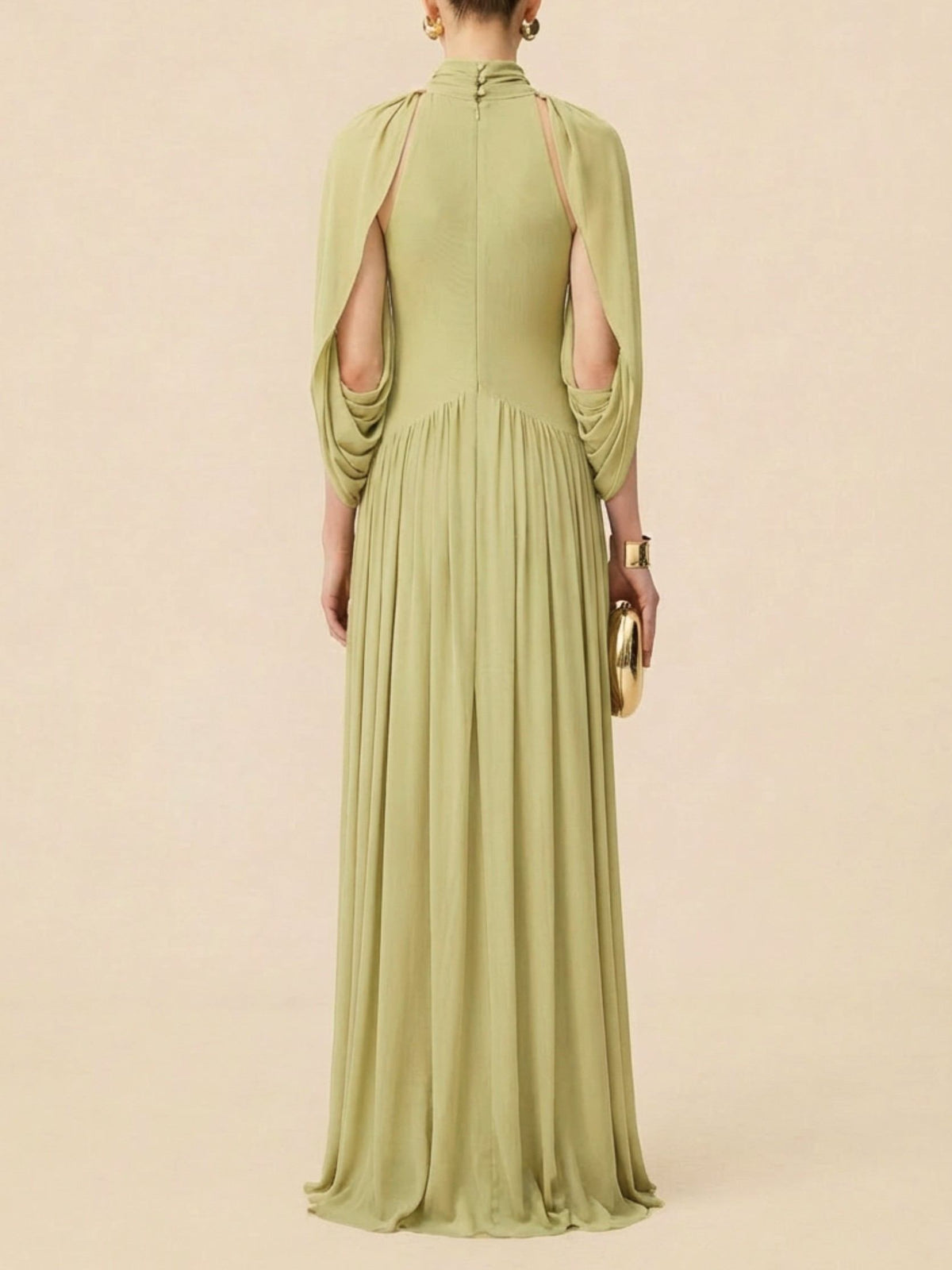 Vestido largo formal plisado con cuello alto y capa