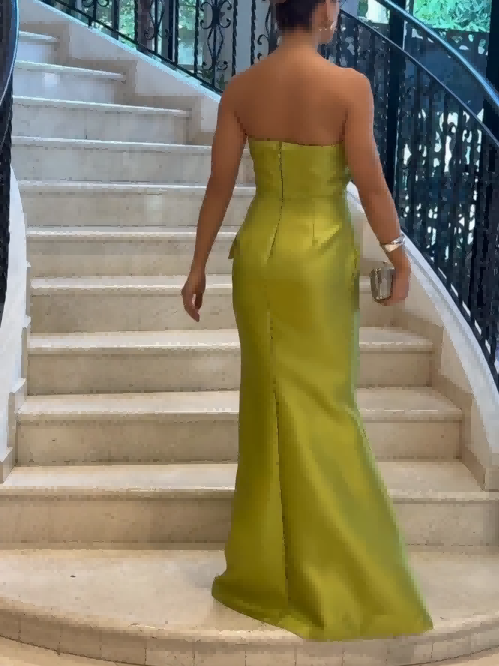 Elegantes trägerloses Maxikleid aus Satin mit Rüschen