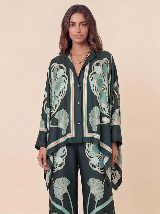Elegante camicia in raso con maniche a mantella e stampa astratta