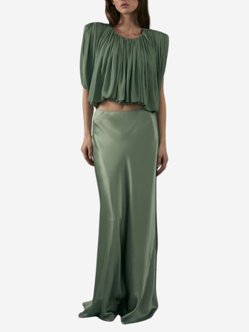 Elegante set con top corto arricciato e gonna midi in raso