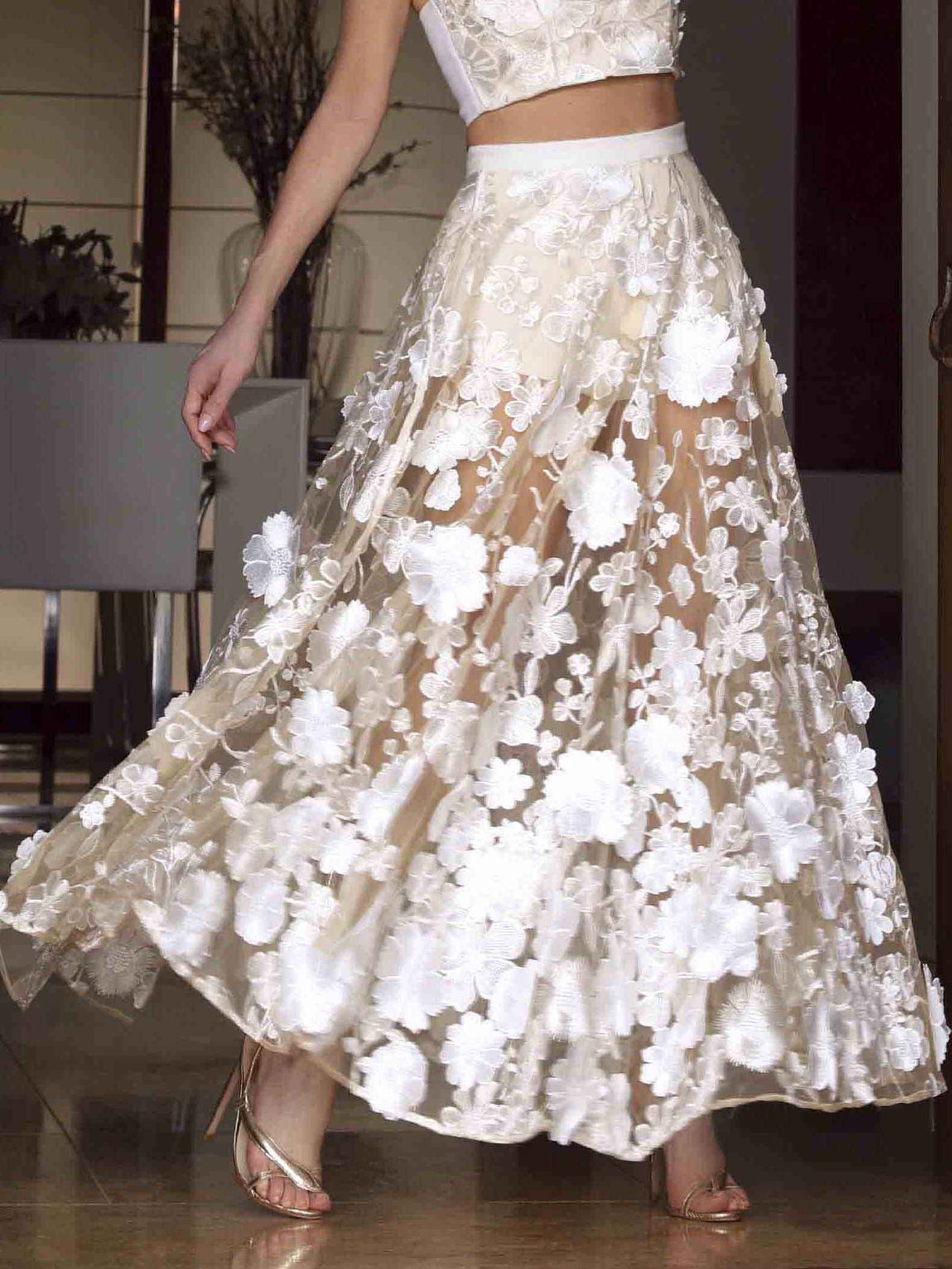 Elegante completo a due pezzi con top corto senza spalline in pizzo floreale e gonna lunga
