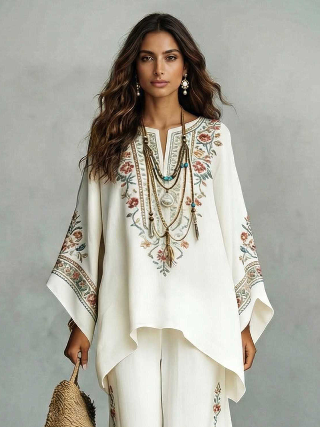 Elegante set a due pezzi con top kaftano e pantaloni in raso con stampa floreale