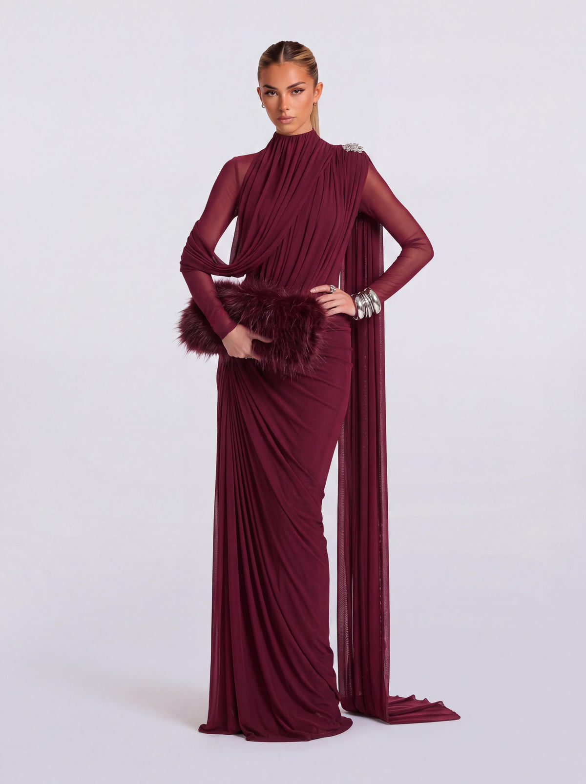 Vestido comprido assimétrico, com decote alto, drapeado cruzado e alça lateral
