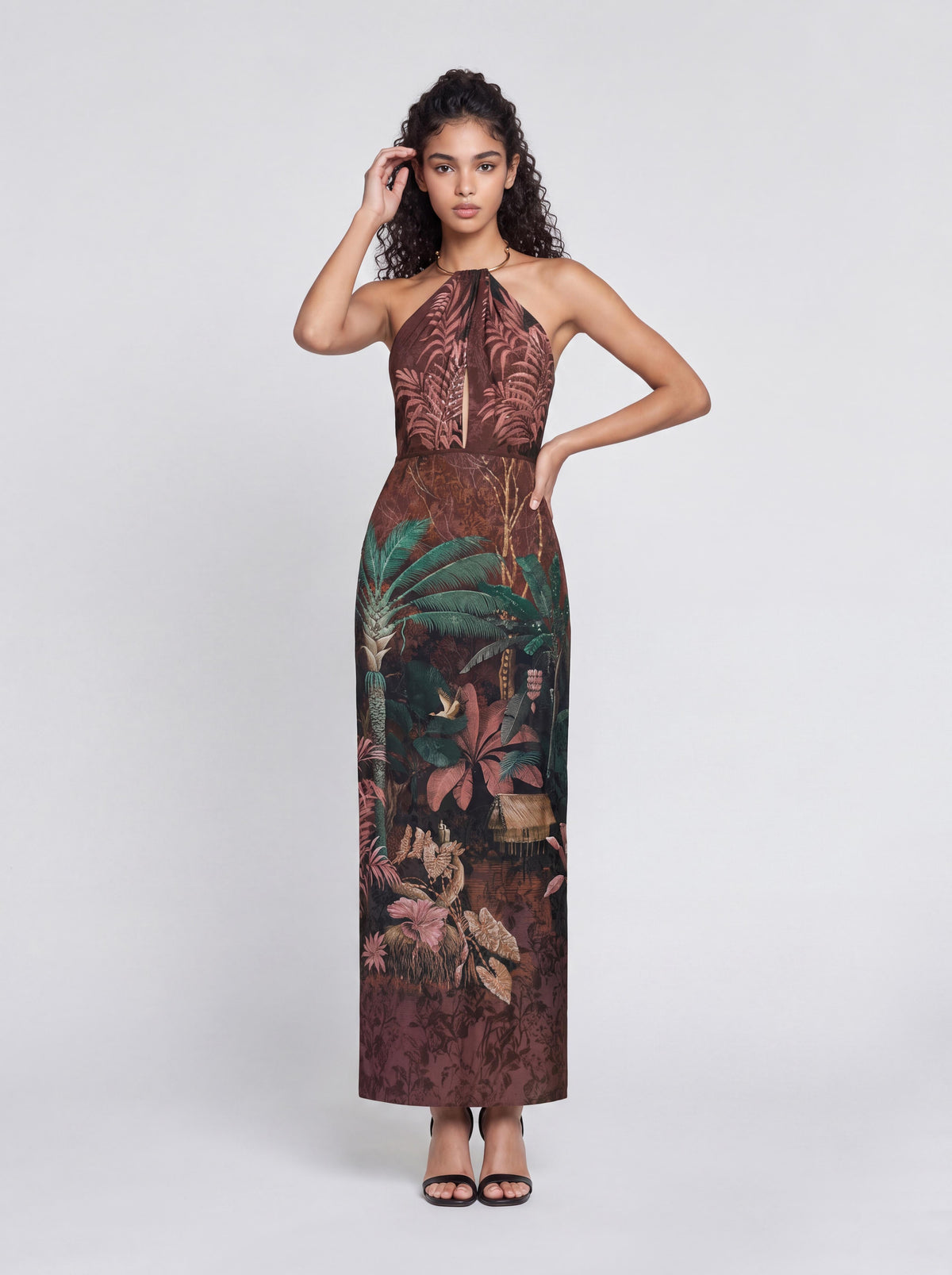 Vestido ajustado de cuello alto con estampado de selva tropical