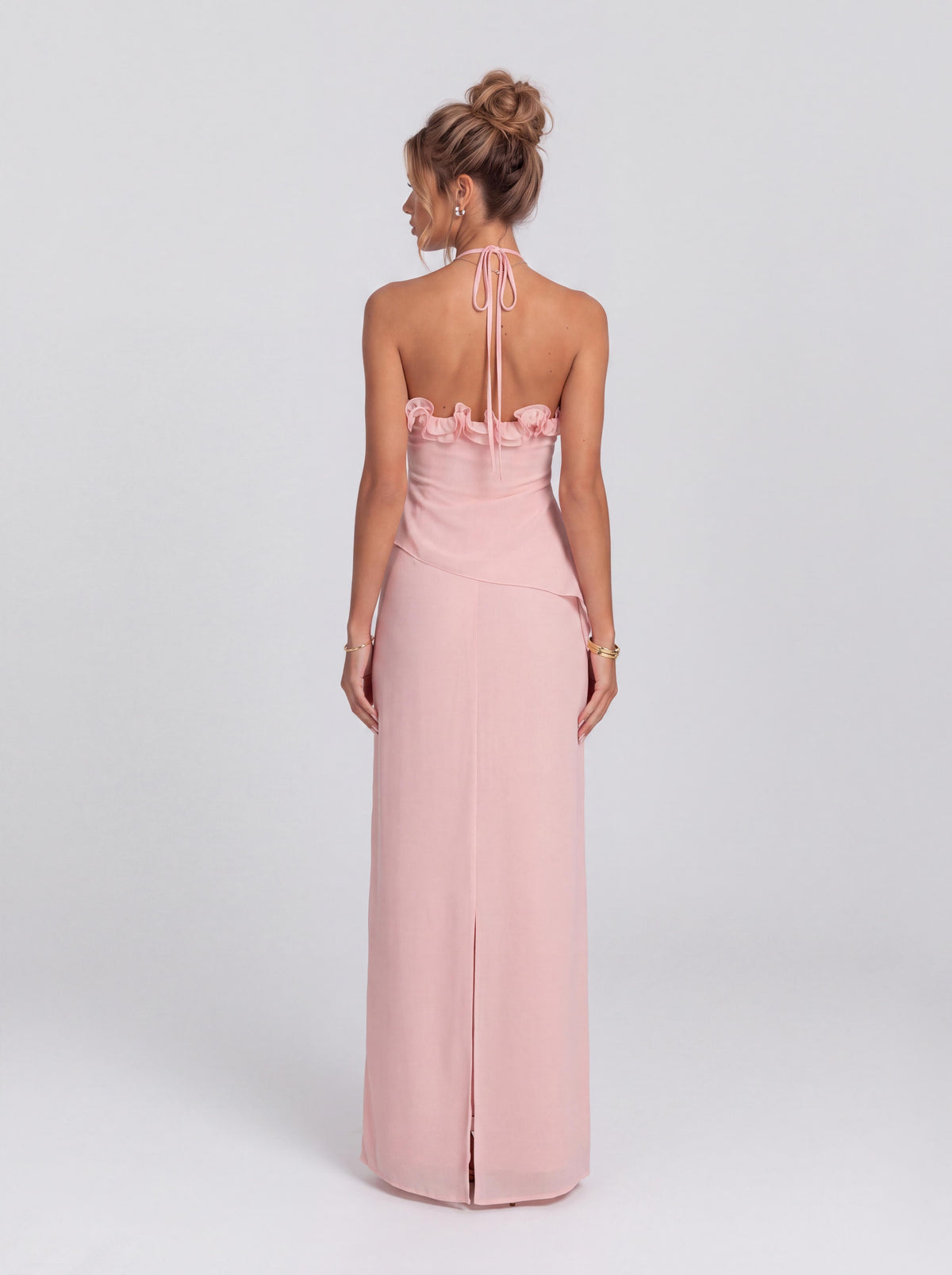 Robe de cérémonie longue ajustée rose à col orné d’une rose en relief