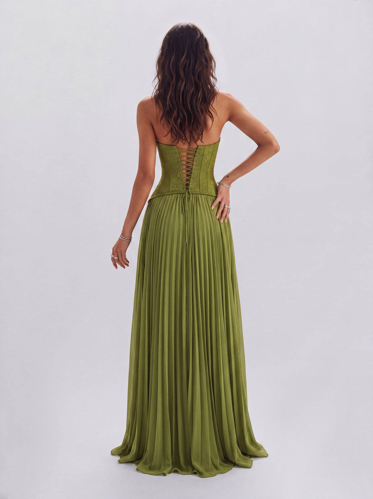 Vestido largo de fiesta con escote barco de encaje y pliegues