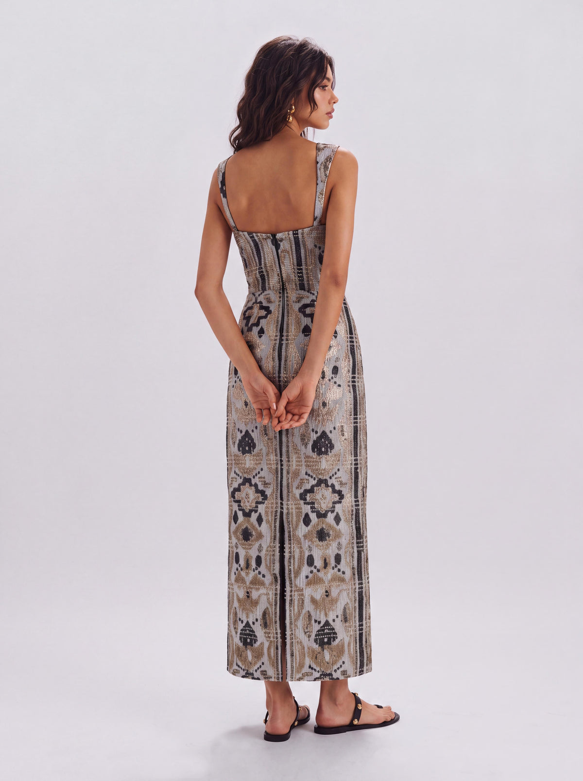 Robe mi-longue à bretelles, jacquard bohème, col carré, découpes et taille ajustée