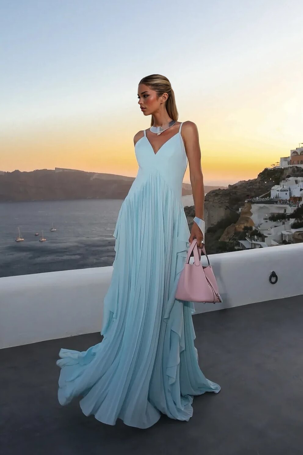 Vestido maxi de festa em patchwork, com camadas e franzidos, de elegância delicada em movimento