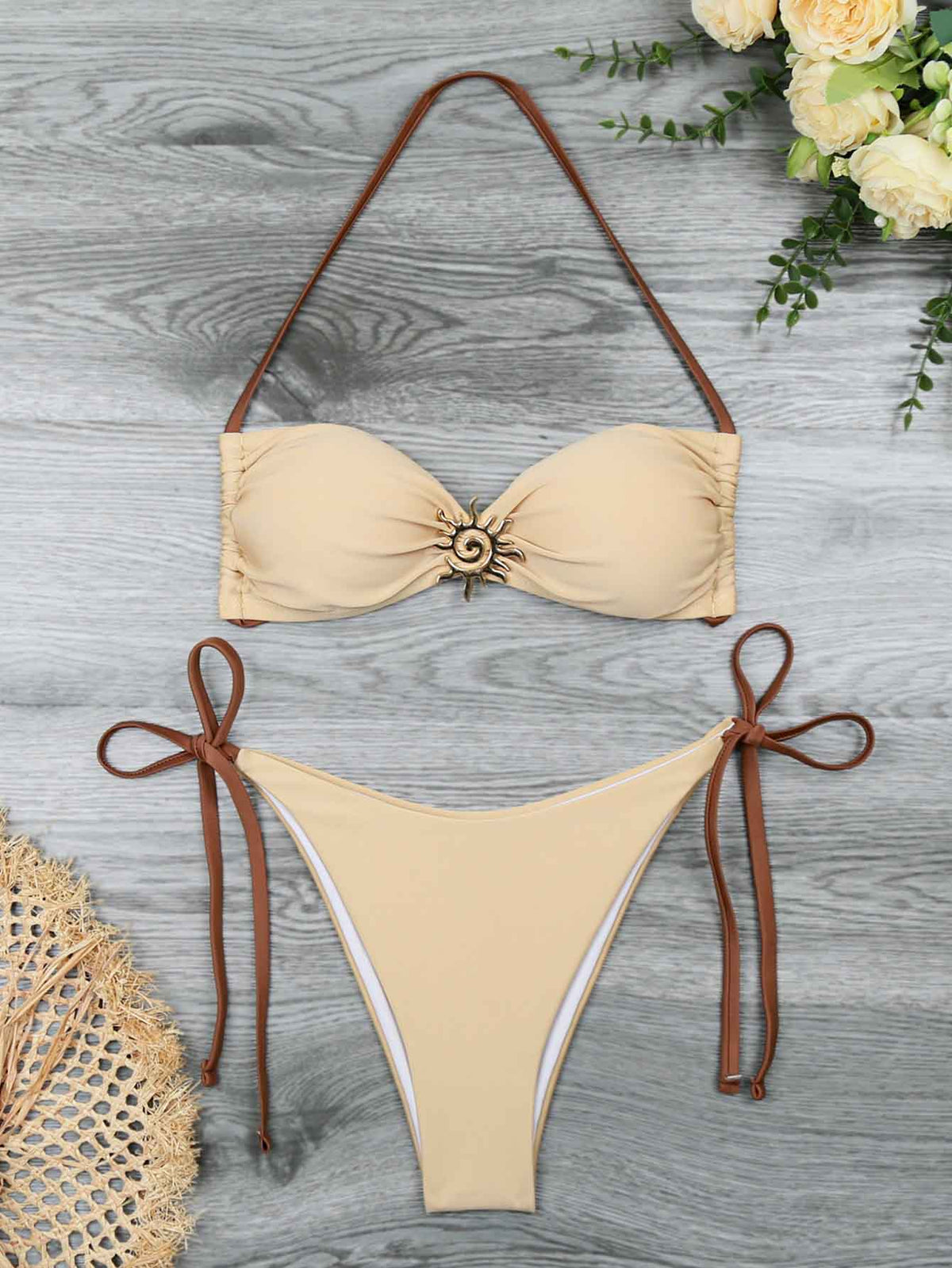 Bikini a triangolo con scollo all'americana, laccetti e bordi a contrasto