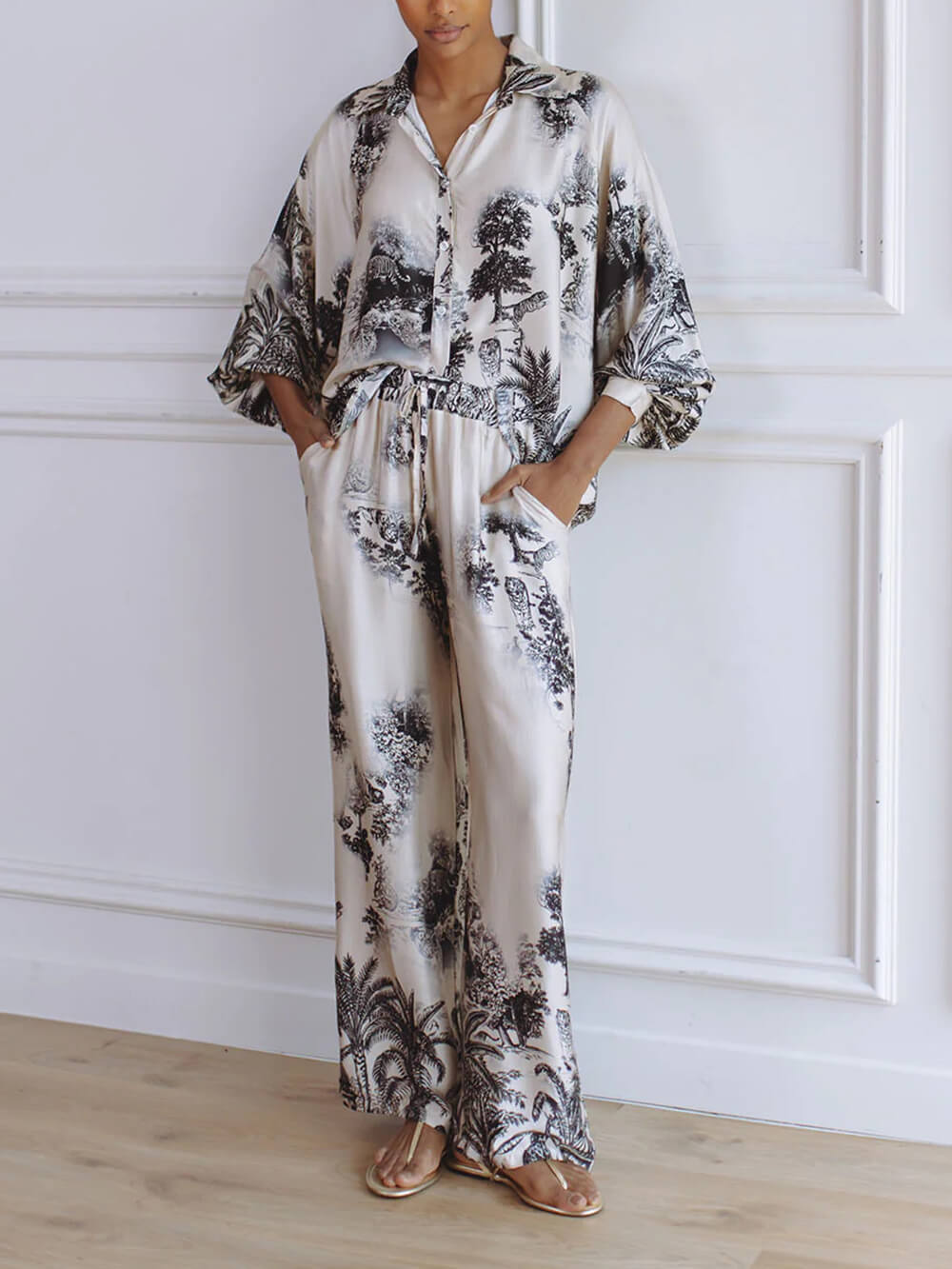 Conjunto único com top largo de estampado floral e calças de perna larga com cintura elástica