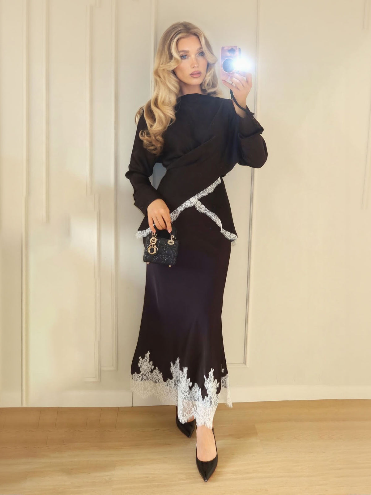 Eleganter Zweiteiler aus Satin-Wickeltop mit Spitzenbesatz
