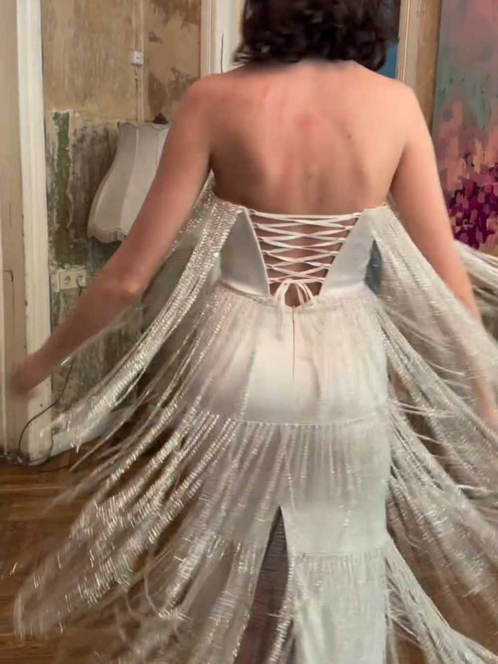 Vestido comprido cai-cai com lantejoulas, camadas e franjas