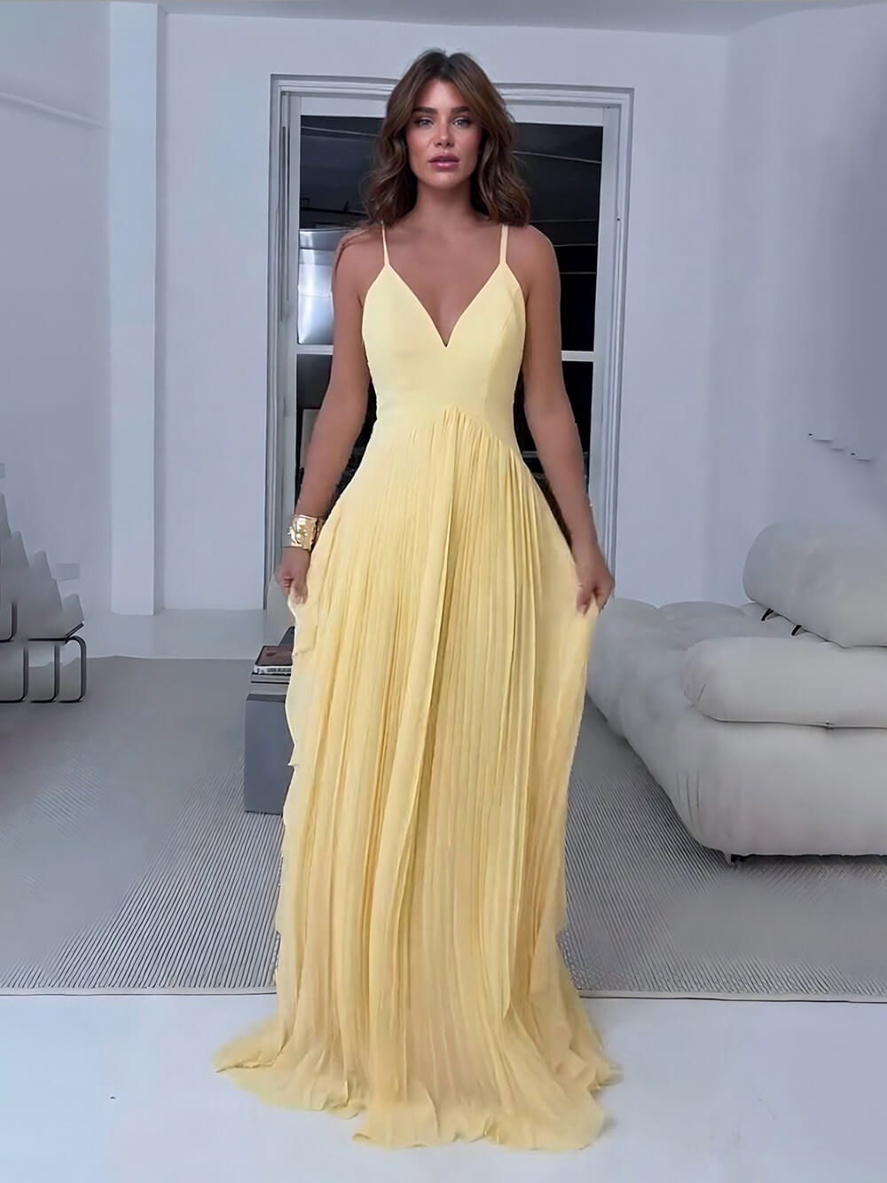 Delicado vestido largo de fiesta amarillo, con capas, paneles y frunces