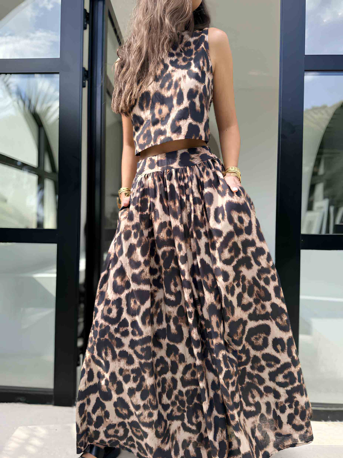 Completo bohémien con top senza maniche a stampa leopardata e gonna lunga fluida
