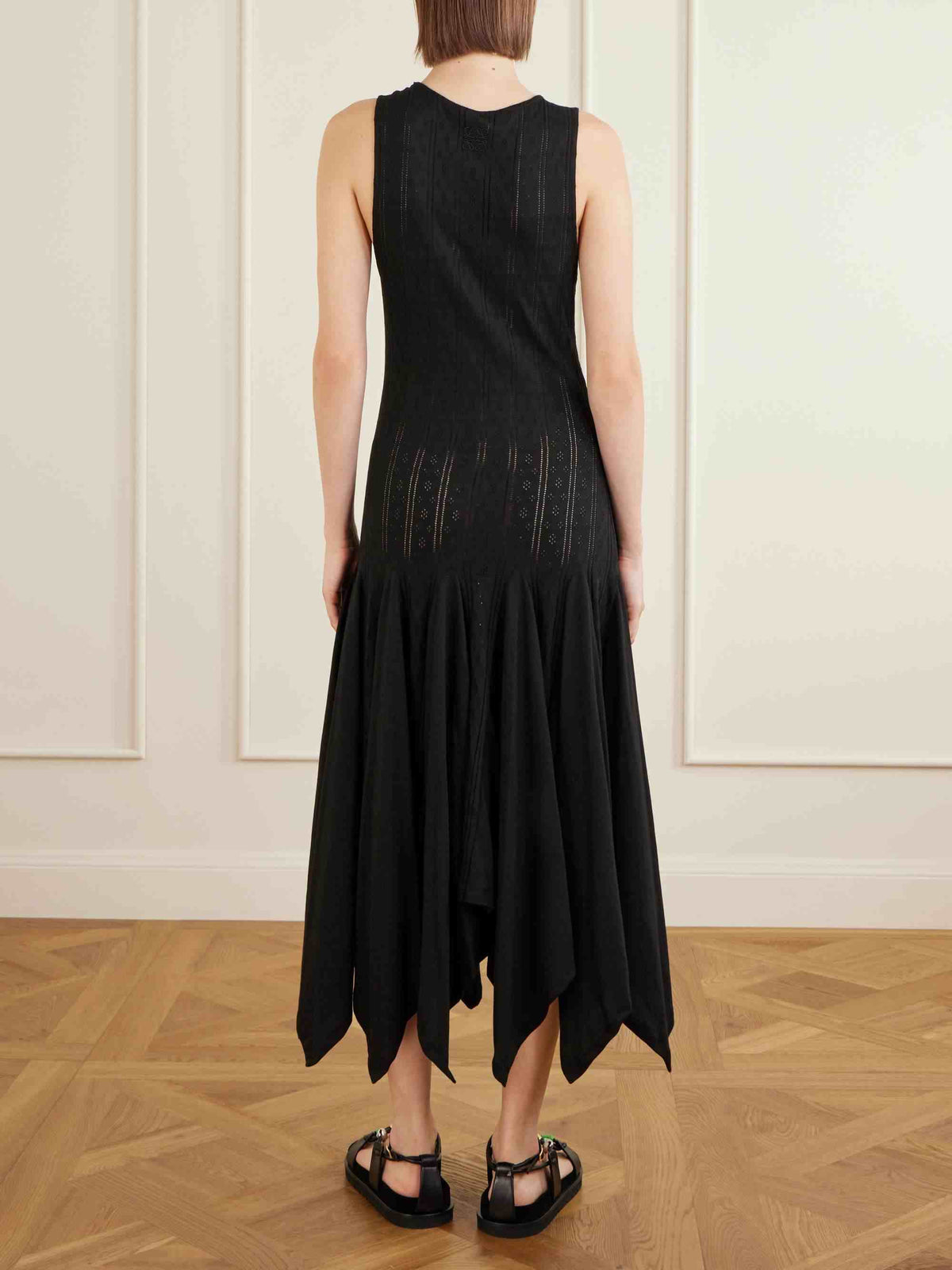 Vestido midi de malha casual com recortes e bainha assimétrica