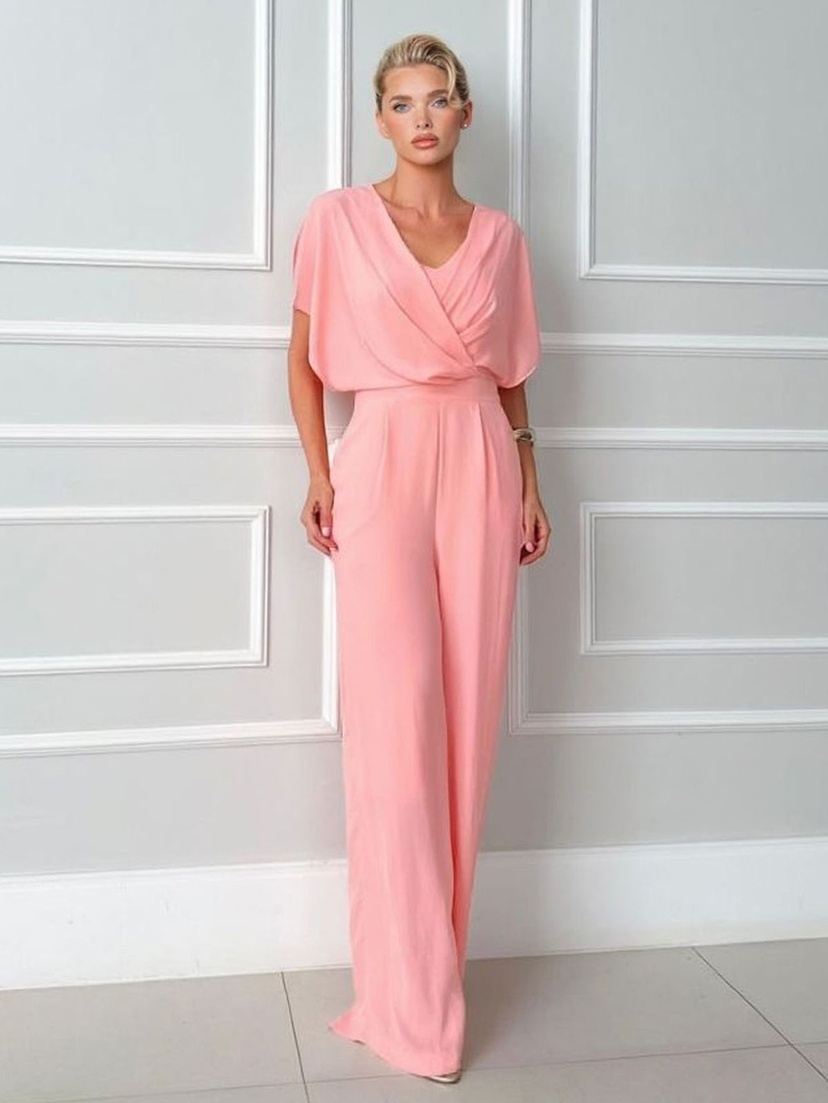 Tuta elegante drappeggiata con scollo a V incrociato