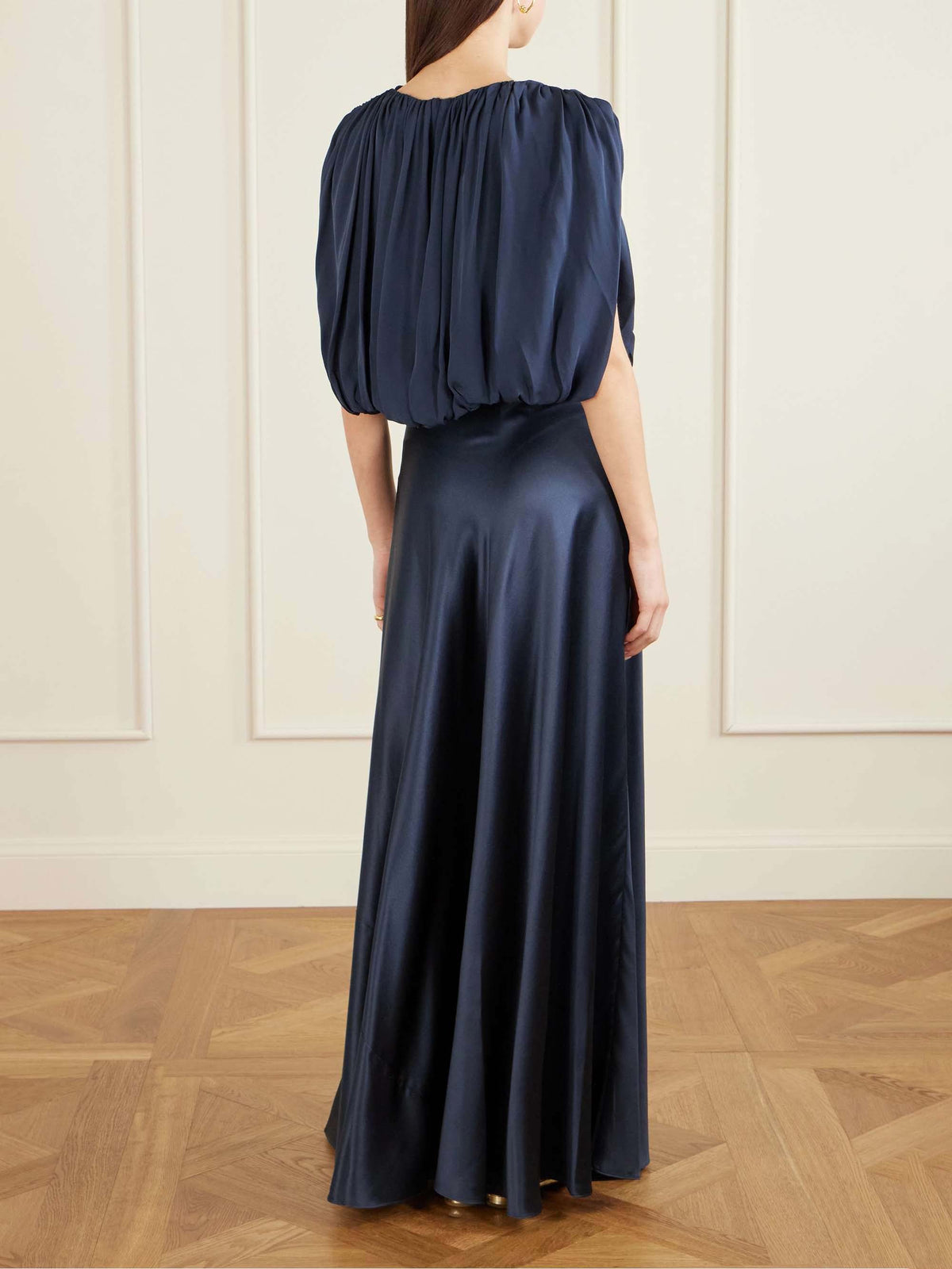 Elegante set con top corto arricciato e gonna midi in raso