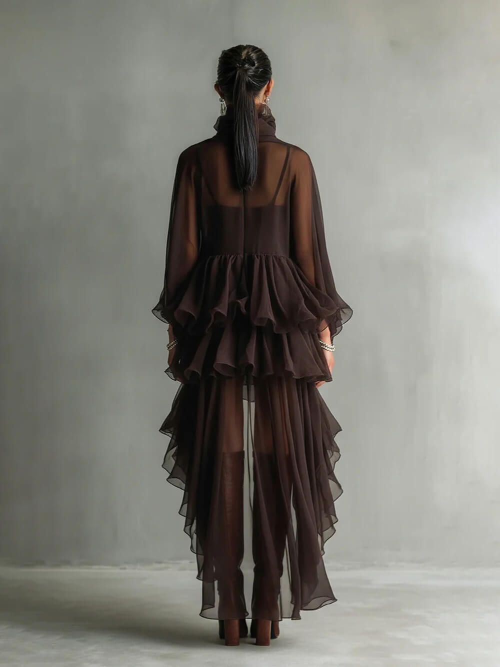 Elegante abito midi ampio in chiffon con volant e collo alto