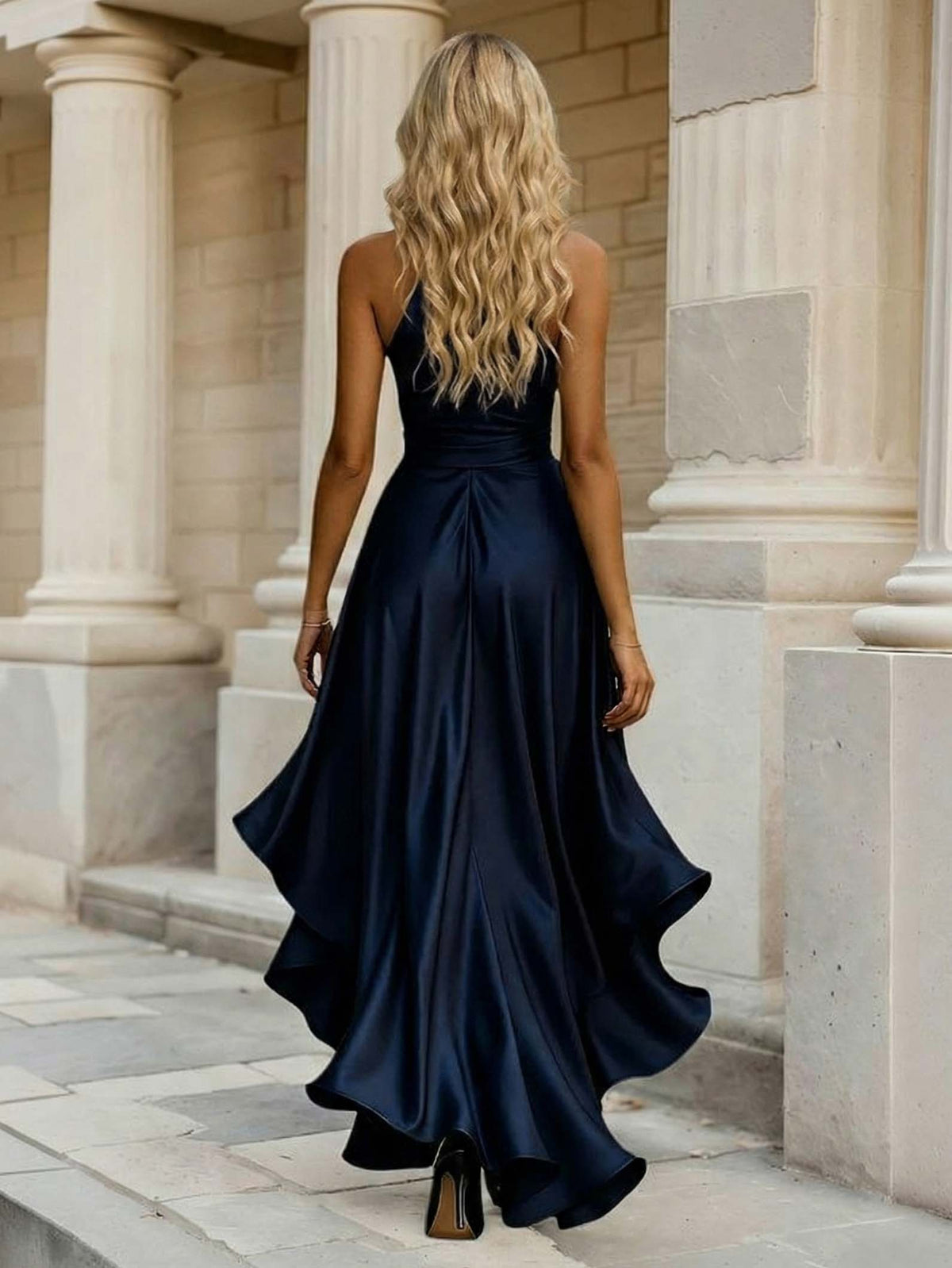 Elegante abito lungo fino ai piedi in raso, senza maniche, con volant e chiusura a portafoglio