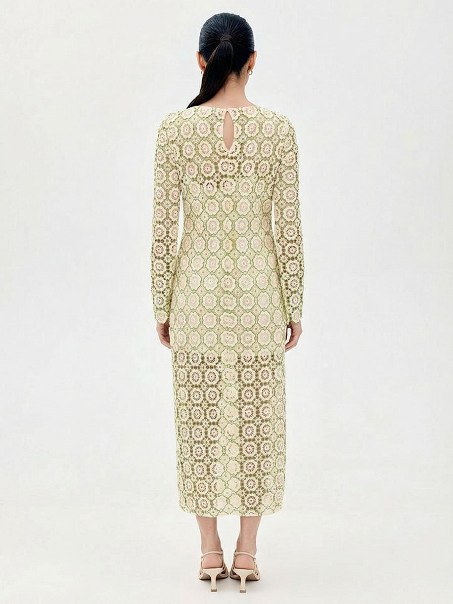 Vestido maxi elegante de renda de croché com mangas compridas