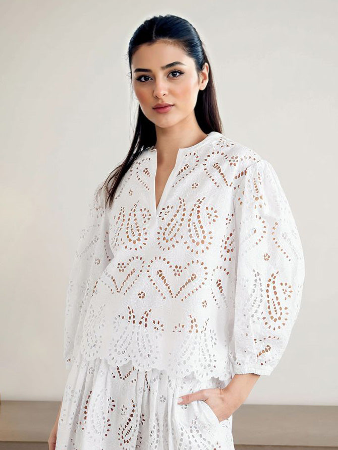 Elegante completo due pezzi con camicia e gonna in pizzo ricamato con aperture
