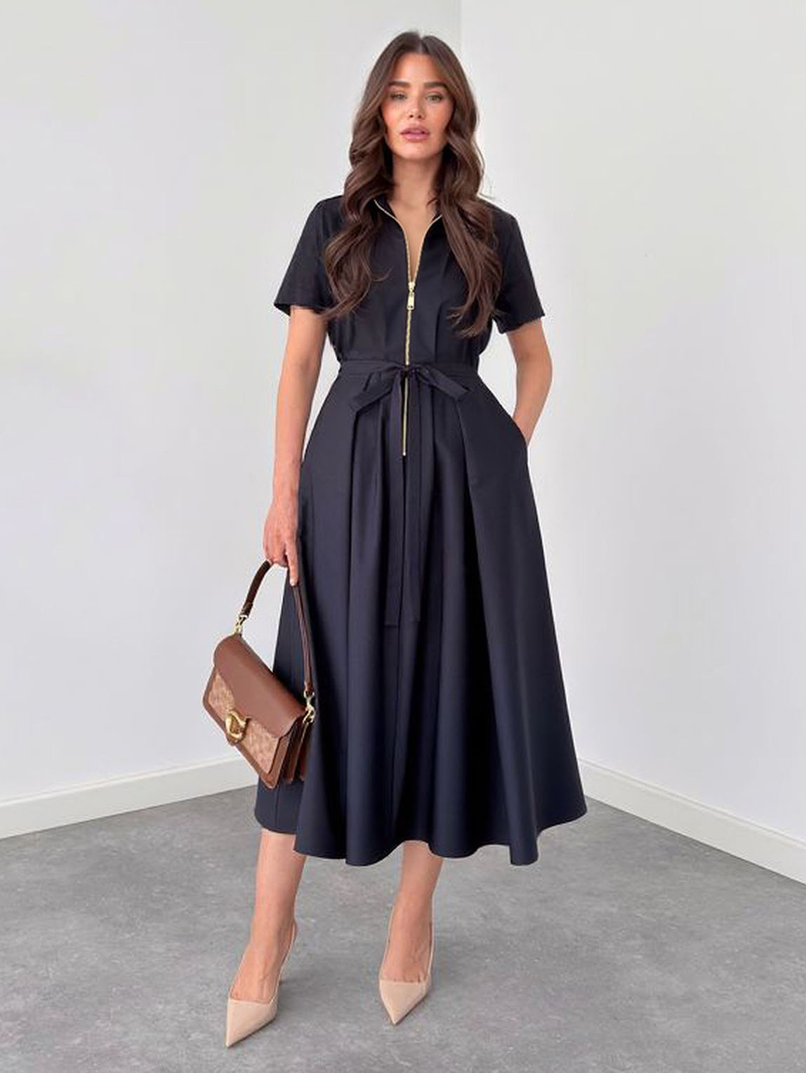 Elegante abito midi a maniche corte con cintura da annodare in vita