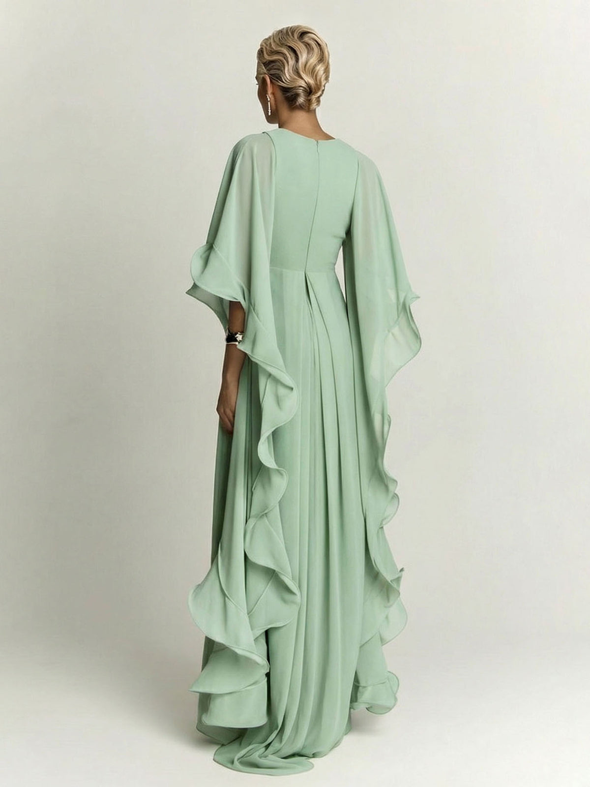 Elegante abito lungo fino ai piedi in chiffon, con maniche drappeggiate