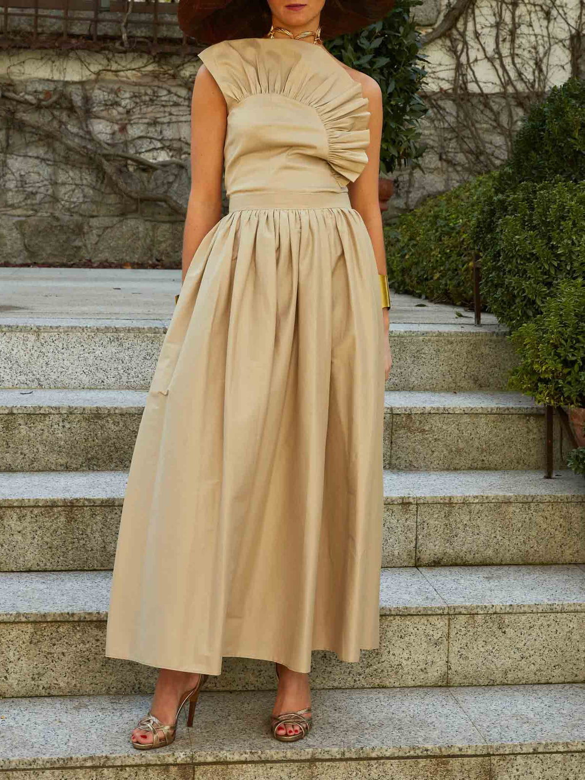 Exquisites zweiteiliges Set aus asymmetrischem One-Shoulder-Top mit Rüschen