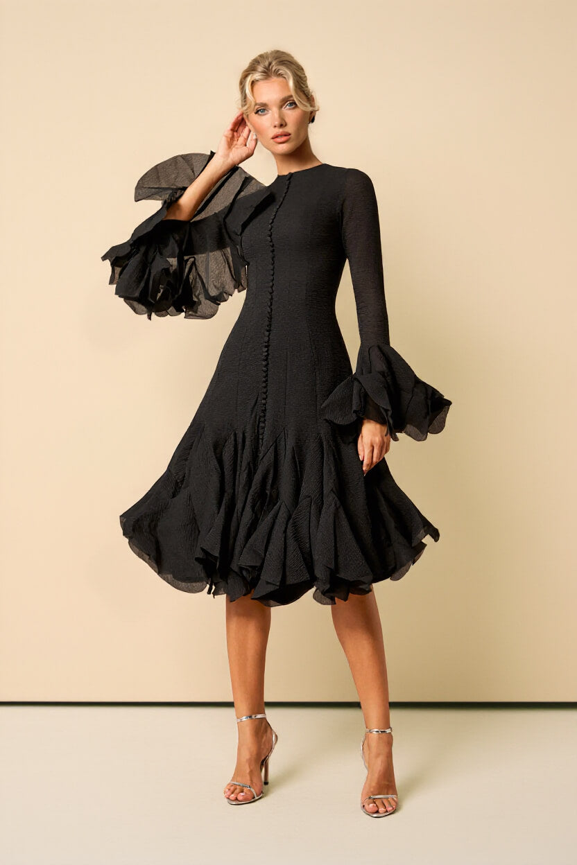 Elegante abito midi nero con volant e maniche a campana