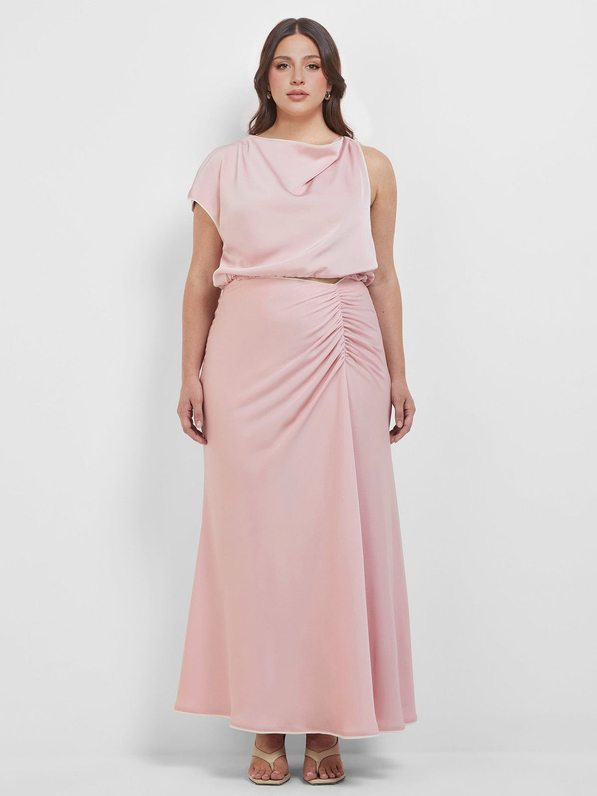 Elegante completo due pezzi con top senza maniche drappeggiato e gonna lunga arricciata