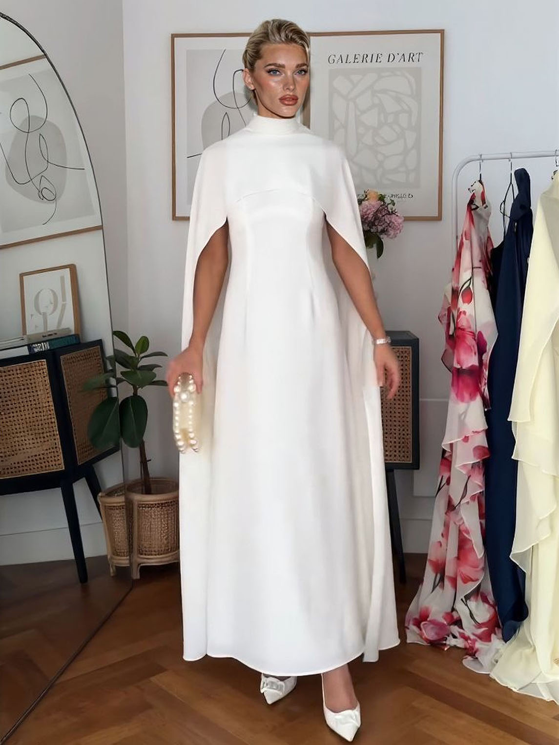 Elegante vestido largo con cuello alto y estilo capa
