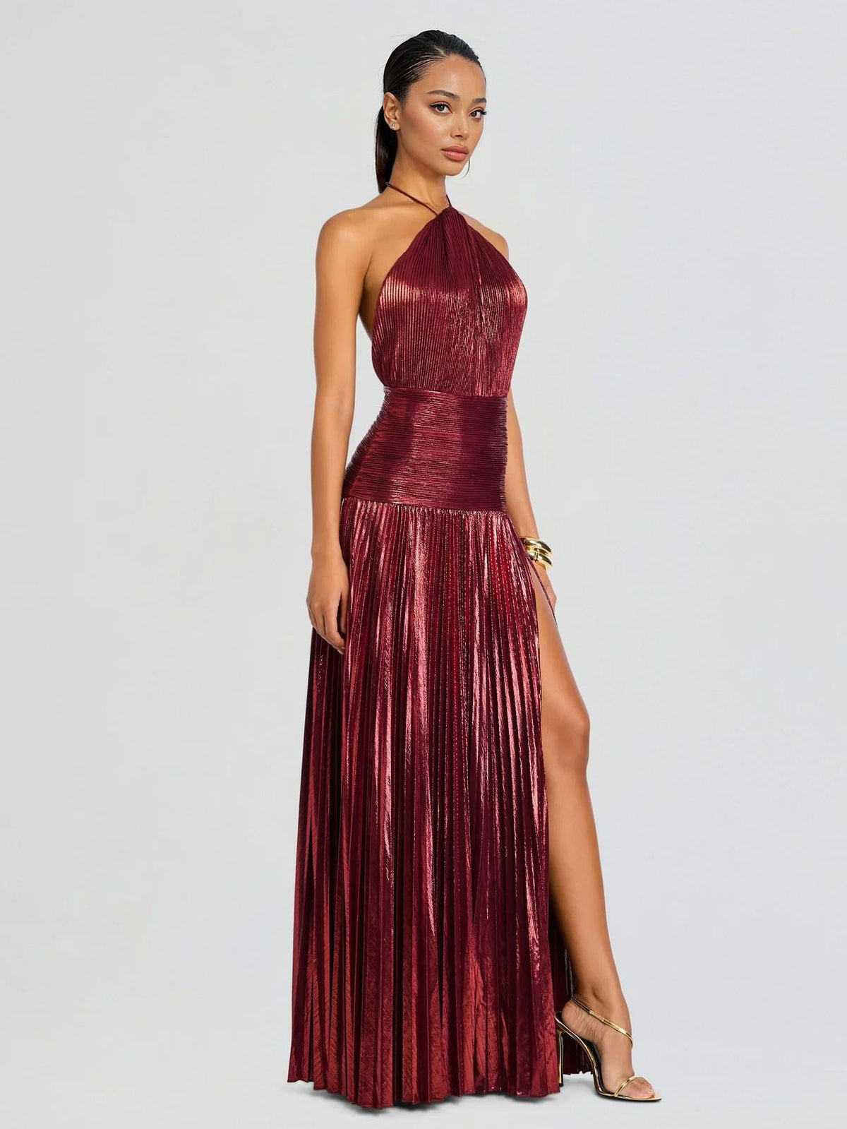 Elegantes Maxikleid mit Metallic-Plisseefalten und Neckholder