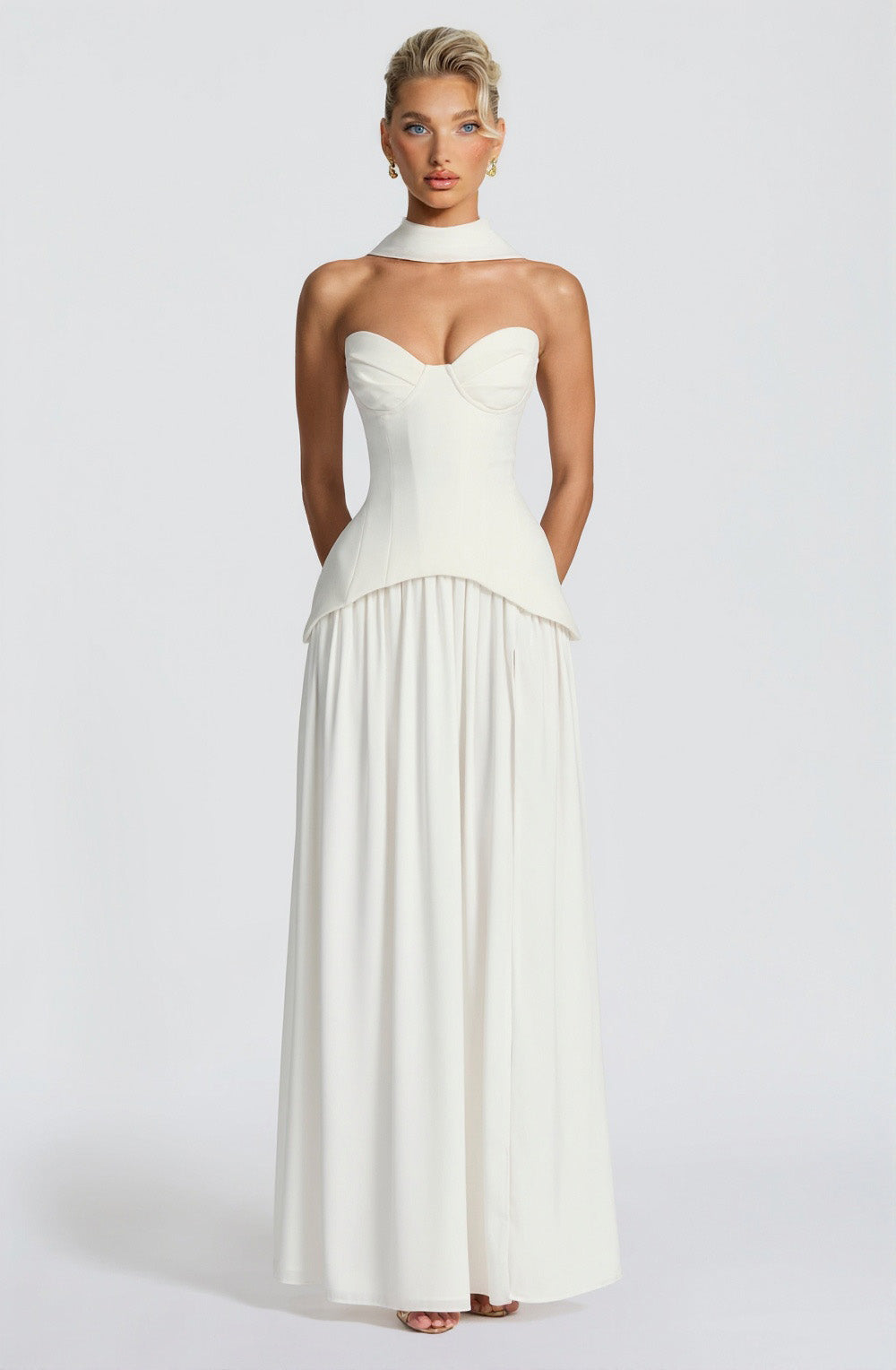Vestido largo elegante de fiesta con escote corazón y abertura alta