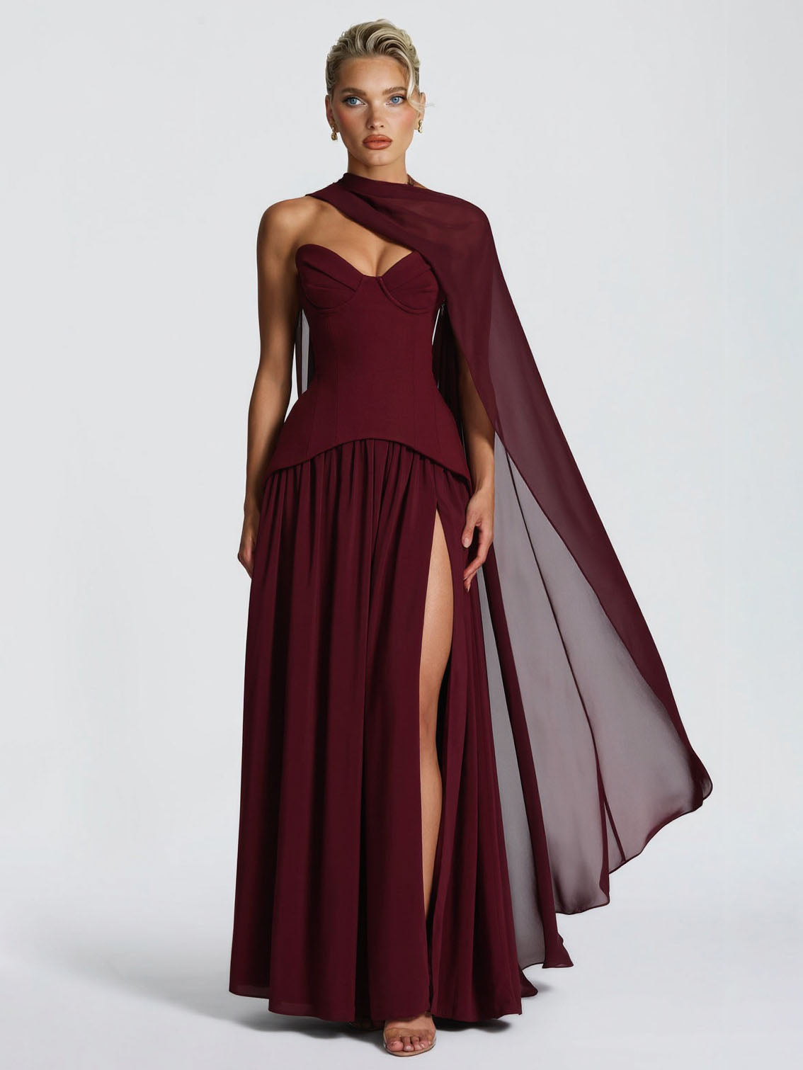 Vestido largo elegante de fiesta con escote corazón y abertura alta