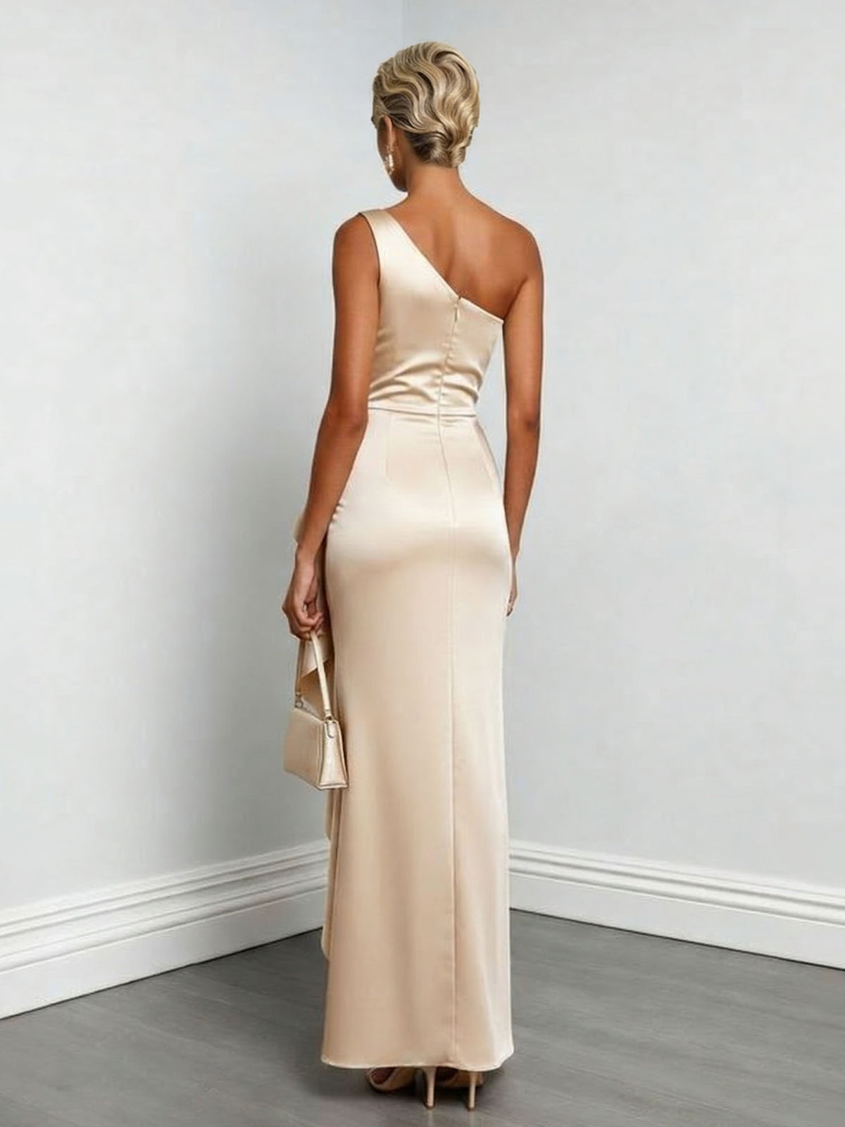 Vestido largo elegante satinado de un hombro y fruncido