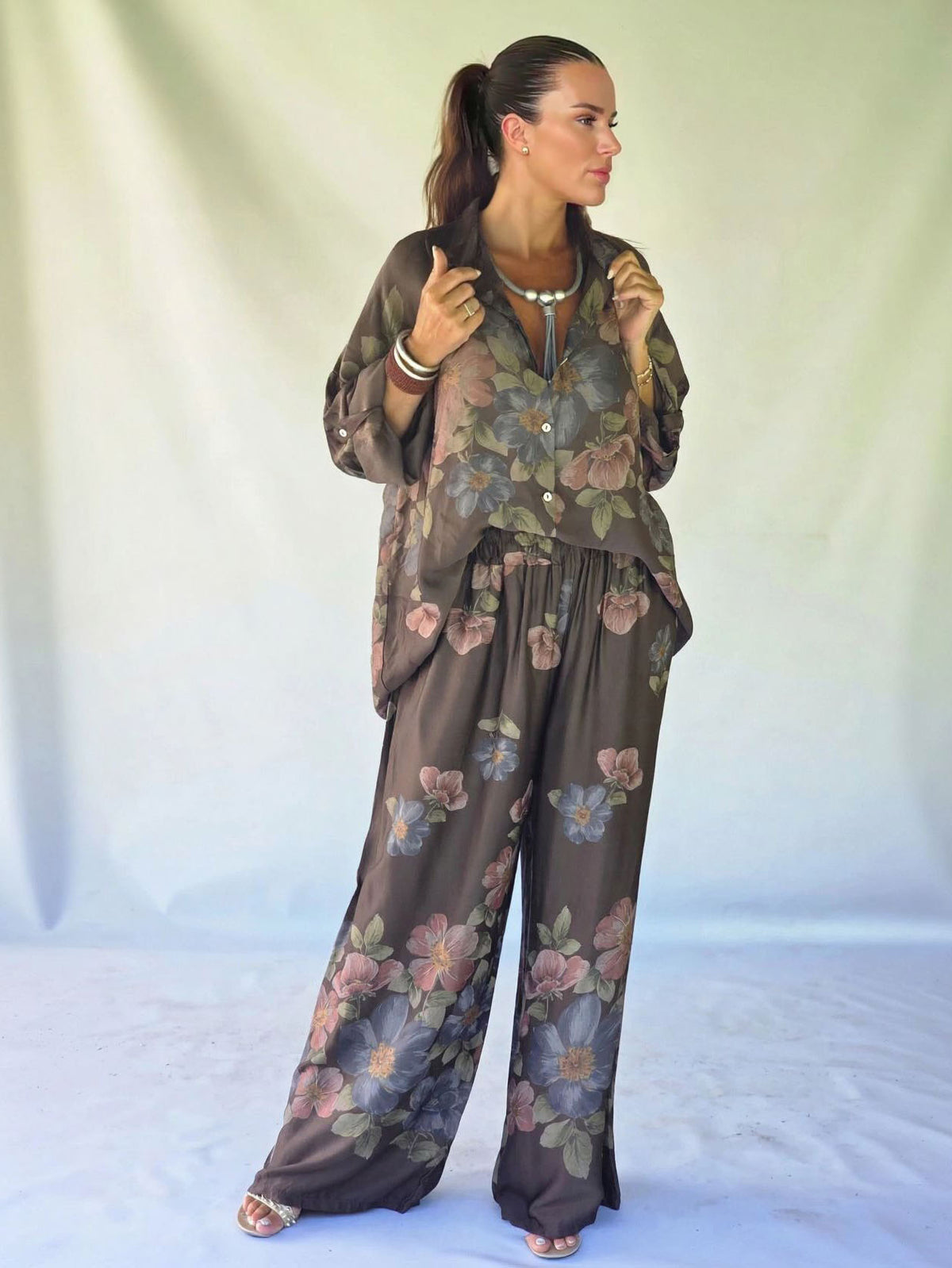 Conjunto de dos piezas con camisa de cuello y estampado floral retro y pantalón de pierna ancha con cintura elástica