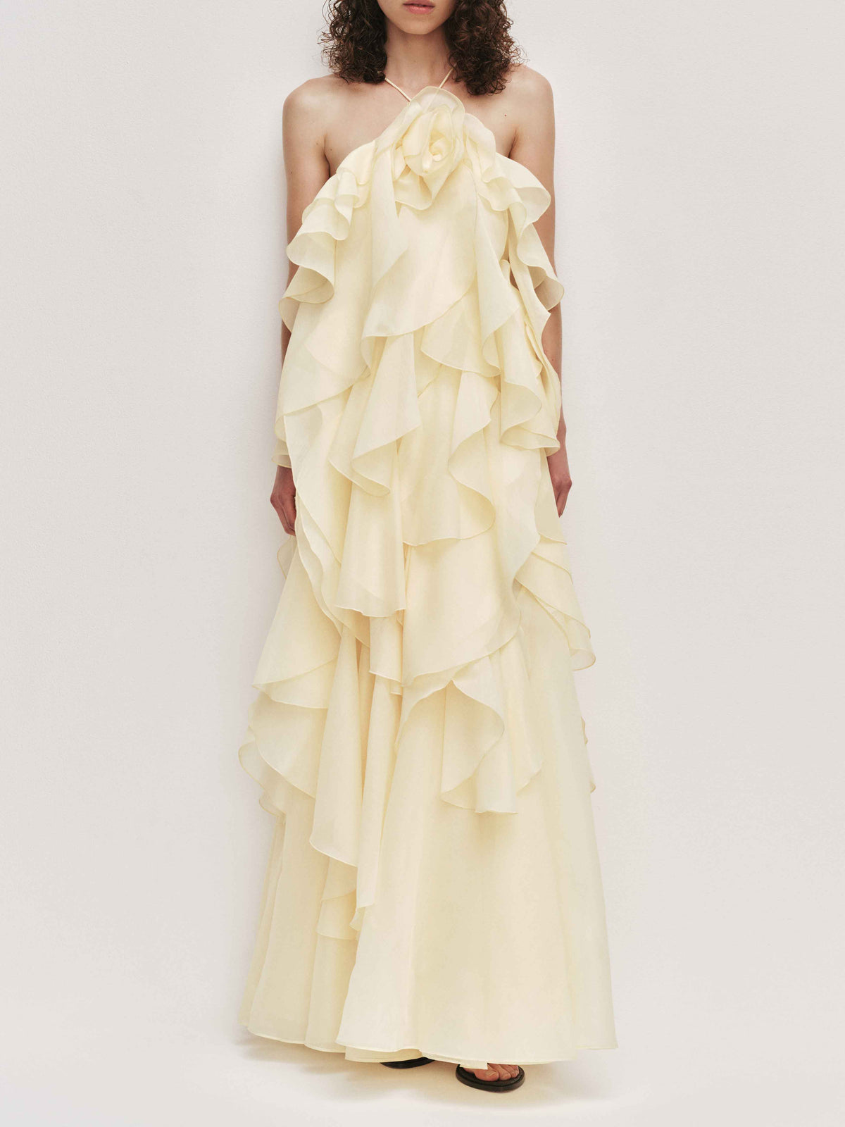 Elegantes Neckholder-Maxikleid mit 3D-Blüten und Rüschen