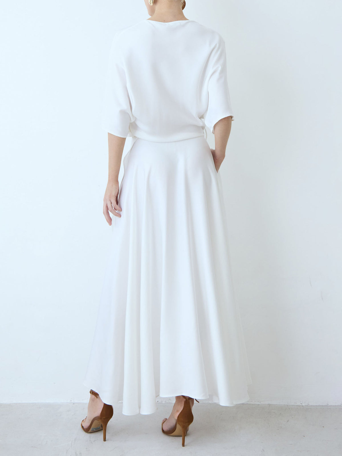 Elegantes fließendes Wickelkleid aus Satin in Midilänge
