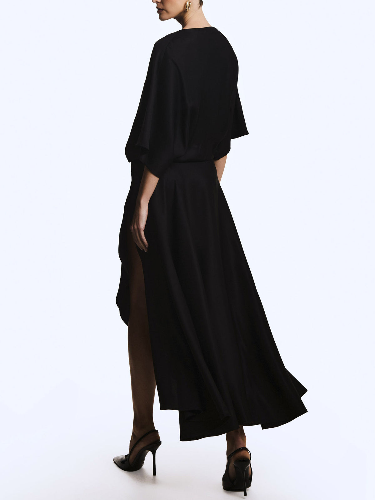 Elegantes fließendes Wickelkleid aus Satin in Midilänge